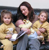 Нино Кития вместе с детьми — Мариам, Еленой и Николоз